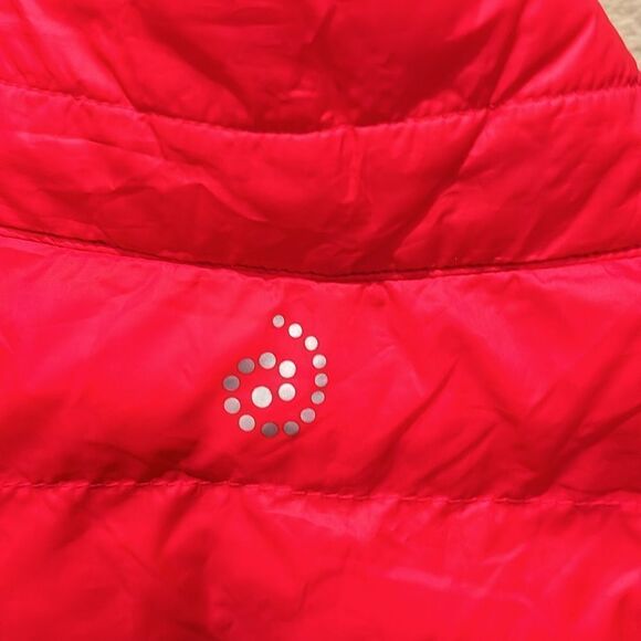 NWOT Be Inspired down packable puffer vest I'm w woman's red color. - Picture 9 of 12